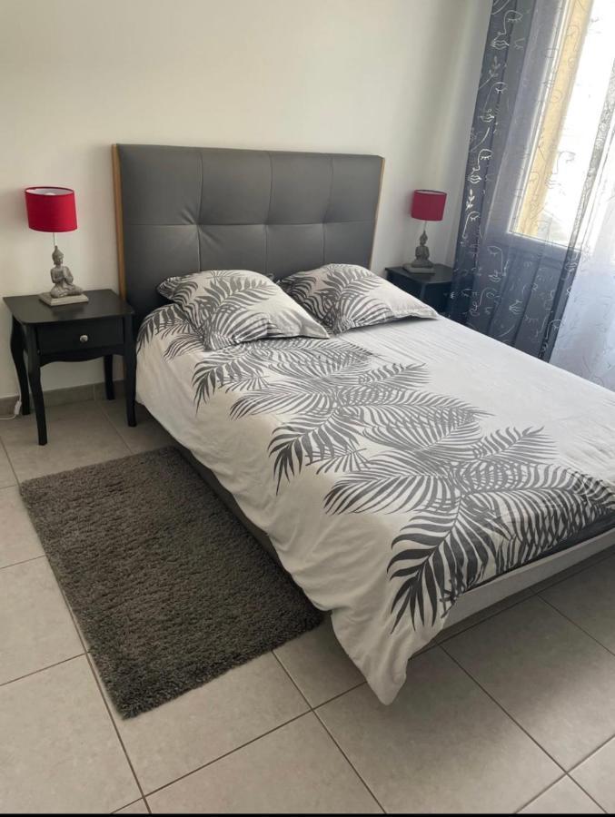 Studio A 300 M De La Gare De Mantes-La-Jolie Bagian luar foto