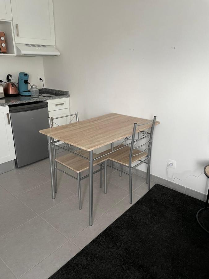 Studio A 300 M De La Gare De Mantes-La-Jolie Bagian luar foto