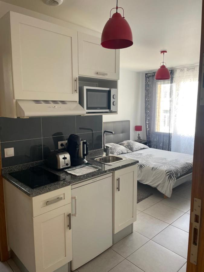 Studio A 300 M De La Gare De Mantes-La-Jolie Bagian luar foto