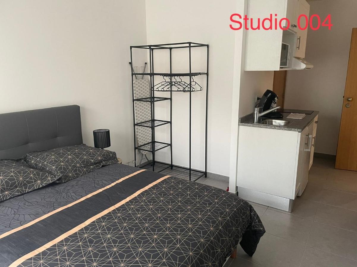 Studio A 300 M De La Gare De Mantes-La-Jolie Bagian luar foto