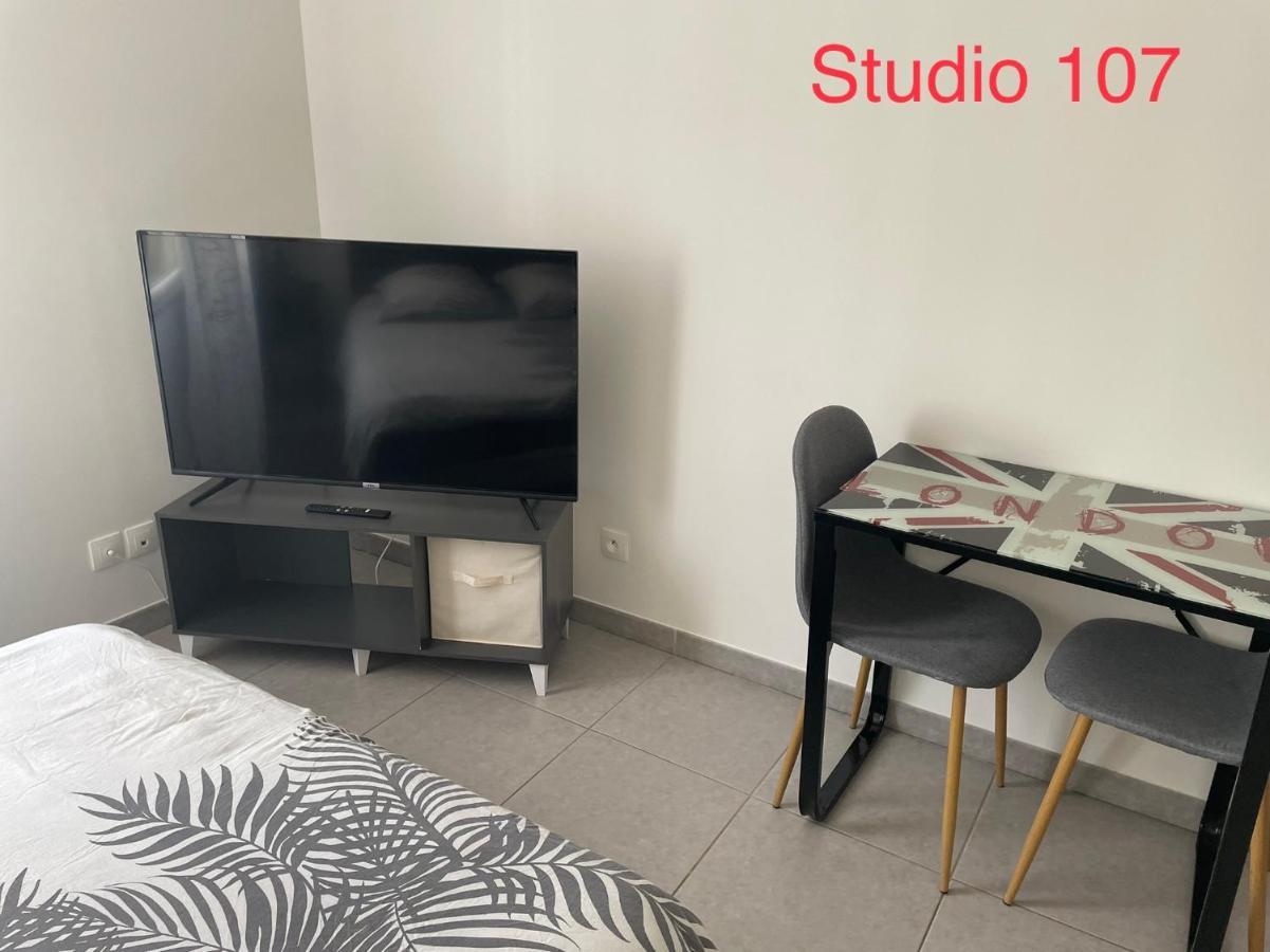 Studio A 300 M De La Gare De Mantes-La-Jolie Bagian luar foto