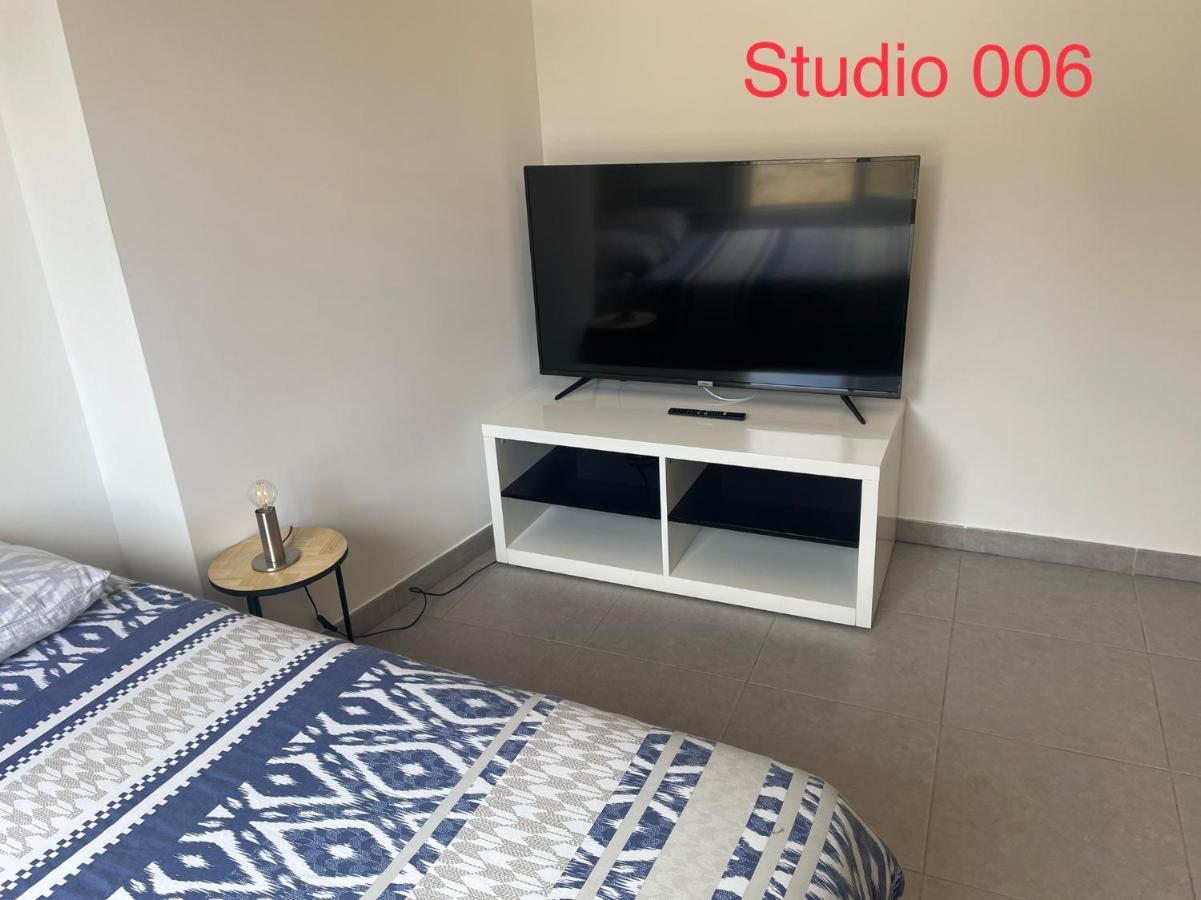 Studio A 300 M De La Gare De Mantes-La-Jolie Bagian luar foto
