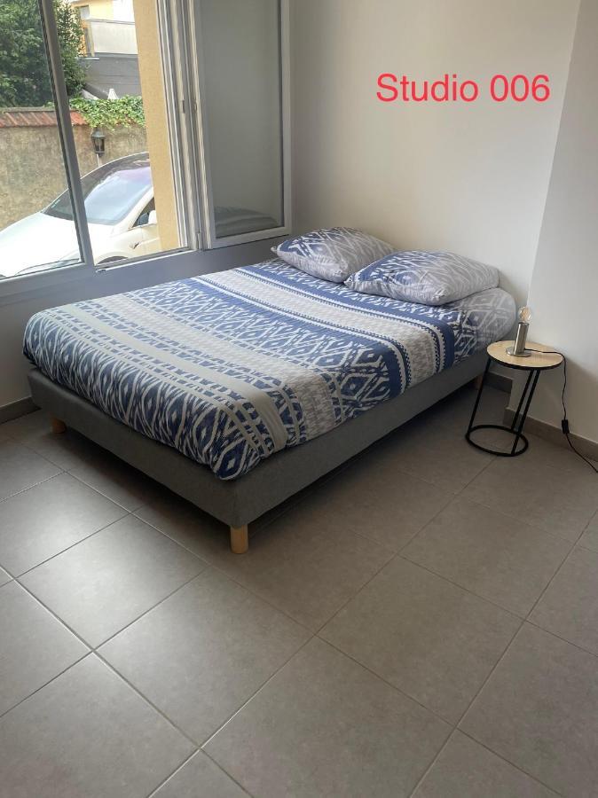 Studio A 300 M De La Gare De Mantes-La-Jolie Bagian luar foto