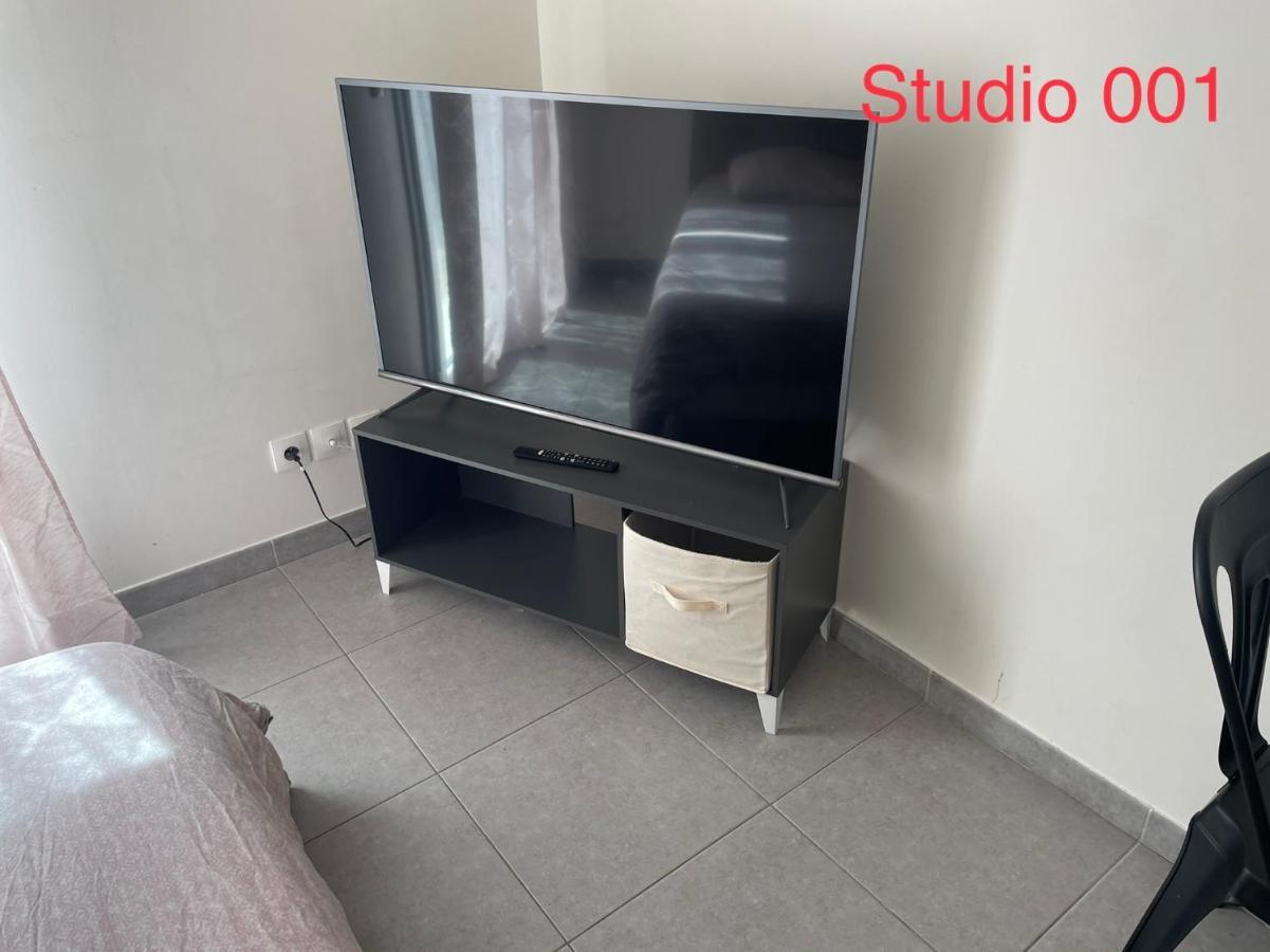 Studio A 300 M De La Gare De Mantes-La-Jolie Bagian luar foto