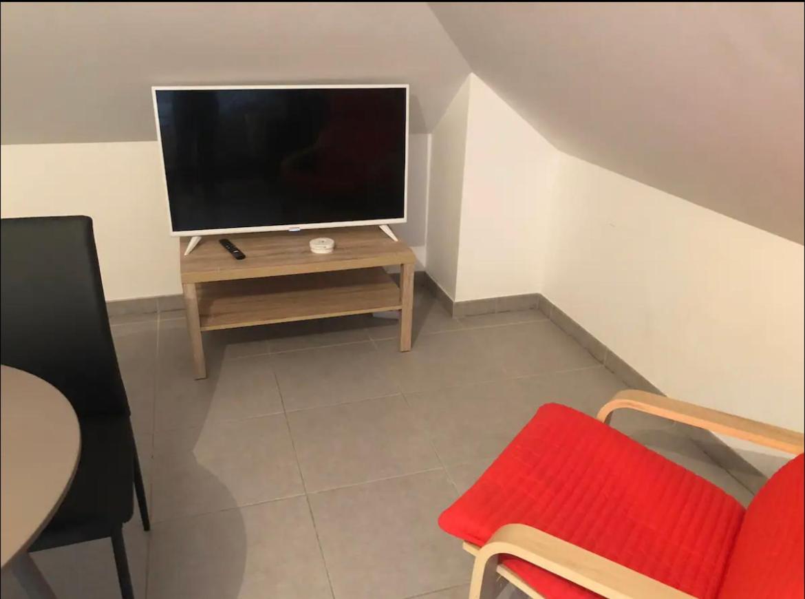 Studio A 300 M De La Gare De Mantes-La-Jolie Bagian luar foto