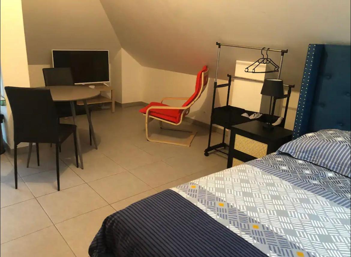 Studio A 300 M De La Gare De Mantes-La-Jolie Bagian luar foto
