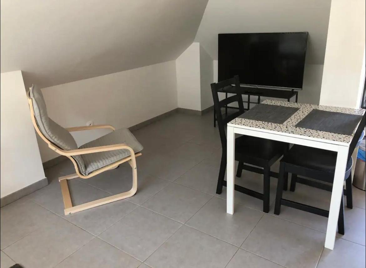 Studio A 300 M De La Gare De Mantes-La-Jolie Bagian luar foto