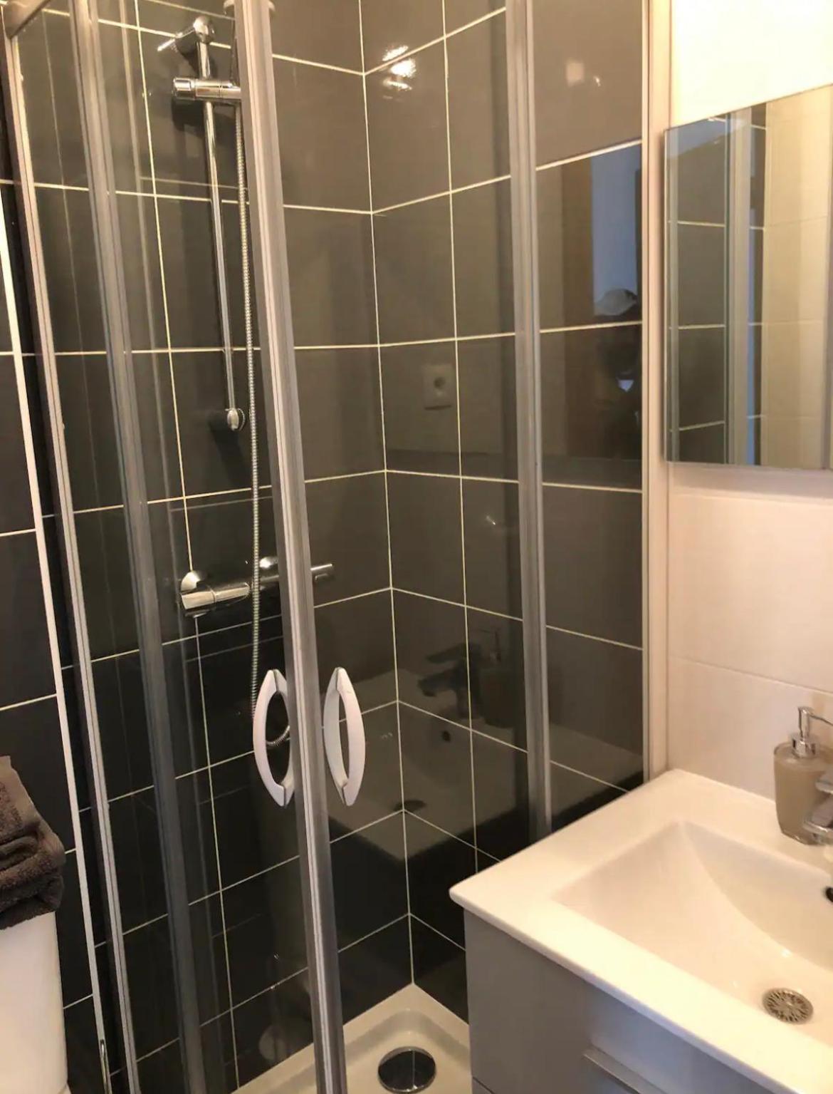 Studio A 300 M De La Gare De Mantes-La-Jolie Bagian luar foto