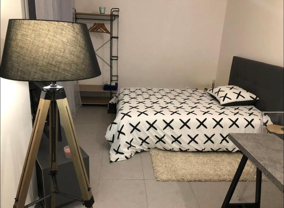 Studio A 300 M De La Gare De Mantes-La-Jolie Bagian luar foto
