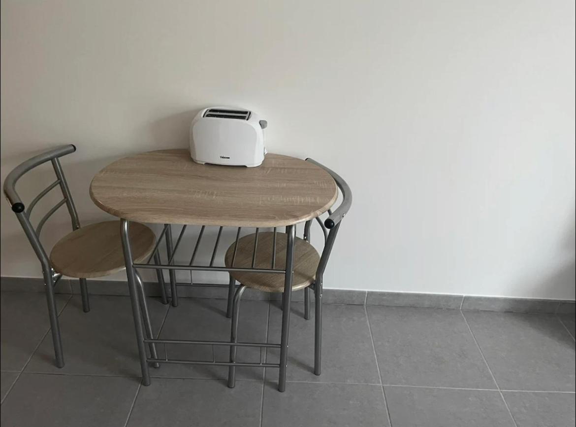Studio A 300 M De La Gare De Mantes-La-Jolie Bagian luar foto