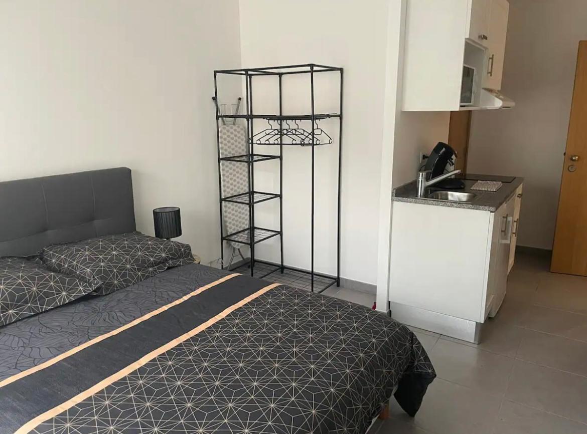 Studio A 300 M De La Gare De Mantes-La-Jolie Bagian luar foto