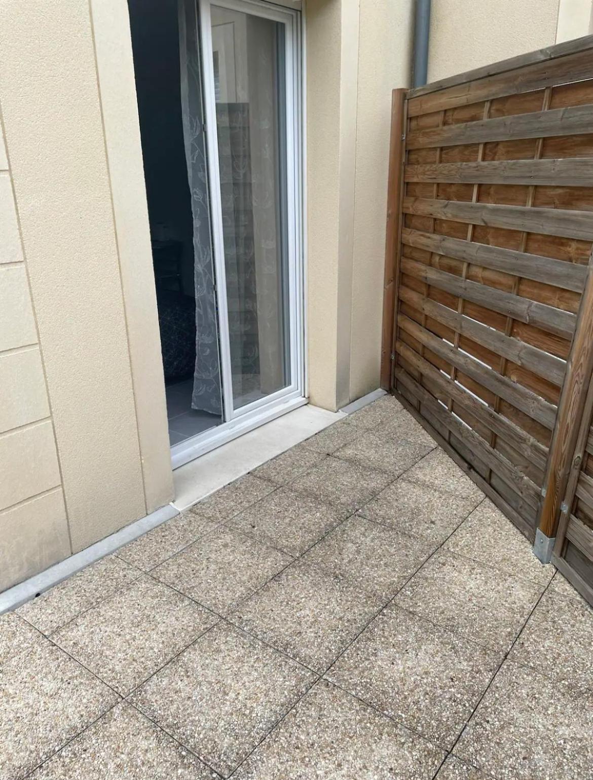 Studio A 300 M De La Gare De Mantes-La-Jolie Bagian luar foto