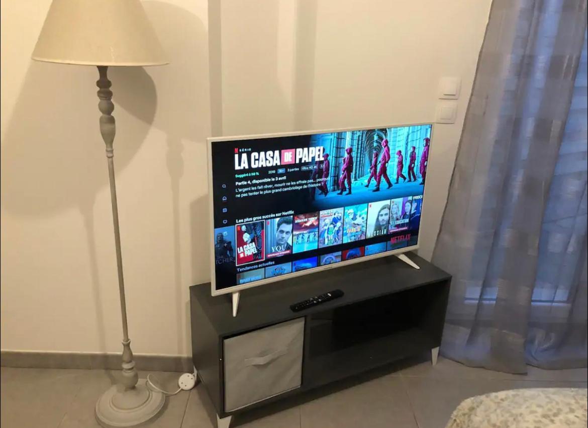 Studio A 300 M De La Gare De Mantes-La-Jolie Bagian luar foto