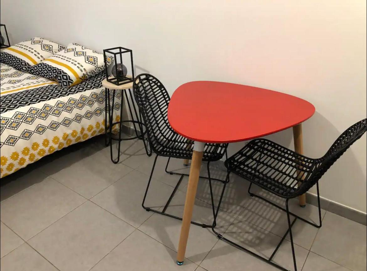 Studio A 300 M De La Gare De Mantes-La-Jolie Bagian luar foto